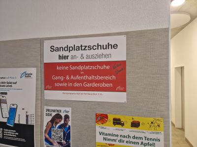 Keine Sandplatzschuhe im Aufenthaltsbereich