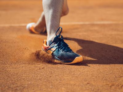 Sandplatz-Tennis im Winter